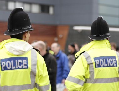 Η βρετανική αστυνομία συνέλαβε δύο έφηβους που φέρονται ότι εμπλέκονται σε πέντε επιθέσεις με οξύ